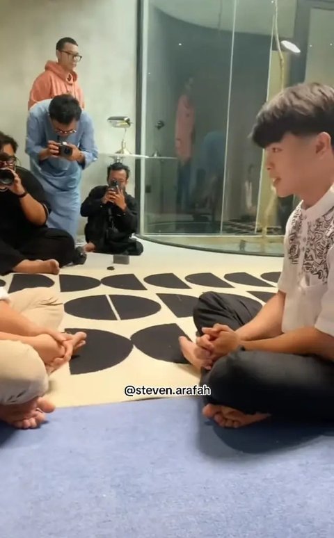 Momen Haru dan Syahdu, 7 Potret Detik-Detik Steven Wongso Jadi Mualaf Dibimbing Ustaz Felix Siauw