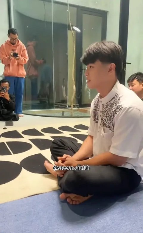 Momen Haru dan Syahdu, 7 Potret Detik-Detik Steven Wongso Jadi Mualaf Dibimbing Ustaz Felix Siauw