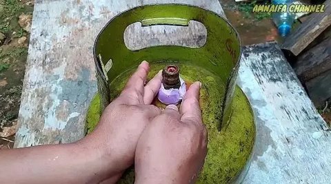 Pekerja melakukan bongkar muat tabung elpiji atau LPG 3 kilogram di agen gas kawasan Rawasari, Jakarta, Senin (19/9/2022). Menteri Energi dan Sumber Daya Mineral (ESDM) Arifin Tasrif mengutar