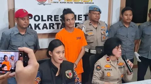 Vadel Badjideh dirilis sebagai tersangka kasus pencabulan anak di bawah umur dan aborsi di Polres Metro Jakarta Selatan, Jumat (14/2/2025).