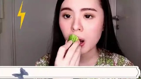 Langkah mencerahkan bibir menggunakan timun (YouTube/Pauline Wahyuni)