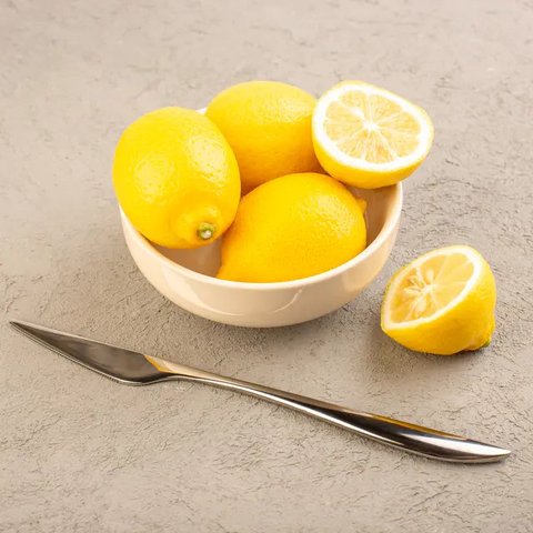 Lemon untuk mencerahkan bibir (Image by Kamran Aydinov on Freepik)