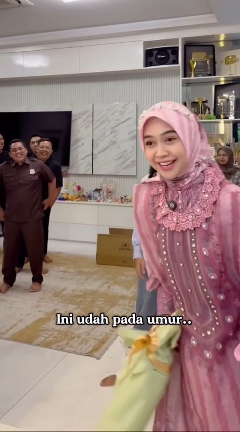 Cara Unik Ria Ricis Bagi THR ke Karyawan, Uang Dijadikan Buket