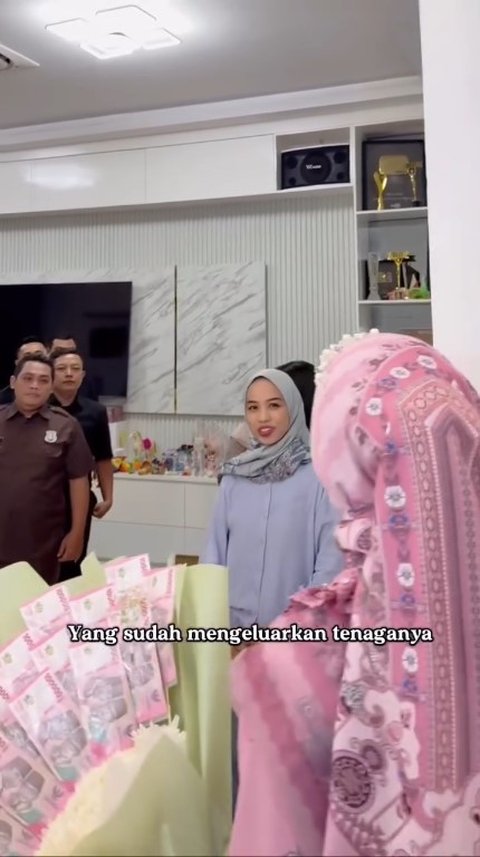 Cara Unik Ria Ricis Bagi THR ke Karyawan, Uang Dijadikan Buket