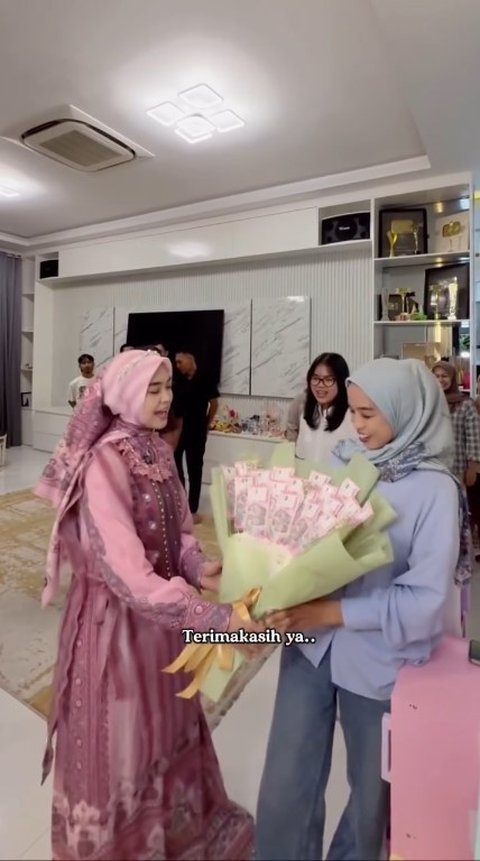 Cara Unik Ria Ricis Bagi THR ke Karyawan, Uang Dijadikan Buket