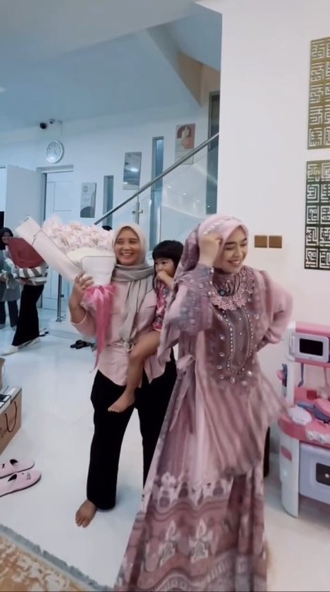 Cara Unik Ria Ricis Bagi THR ke Karyawan, Uang Dijadikan Buket