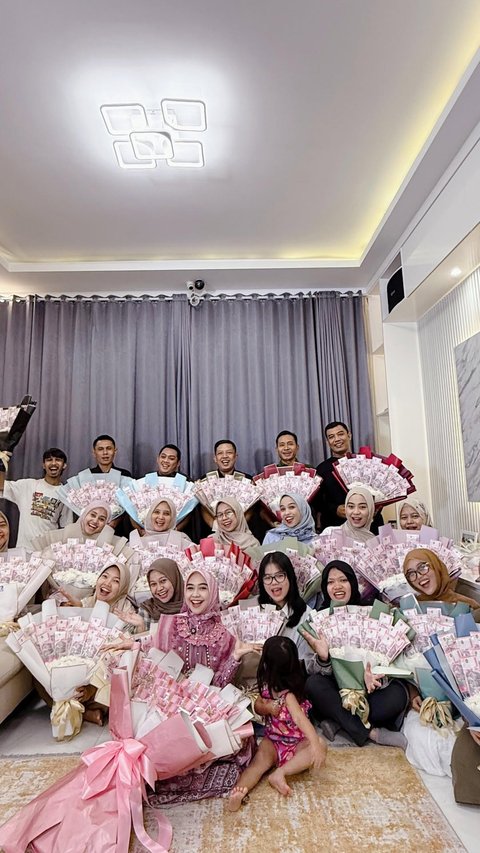 Cara Unik Ria Ricis Bagi THR ke Karyawan, Uang Dijadikan Buket