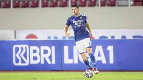 Pemain Persib Bandung, Nick Kuipers pada laga lanjutan pekan ke-3 BRI Liga 1 2023/2024 antara Persib Bandung melawan Dewa United FC di Stadion Gelora Bandung Lautan Api (GBLA), Bandung, Ju