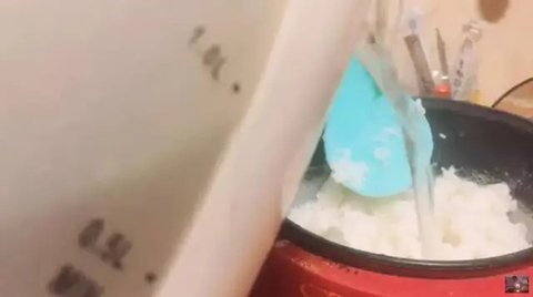 Nasi putih/copyright: unsplash/vitchakorn koonsyoying