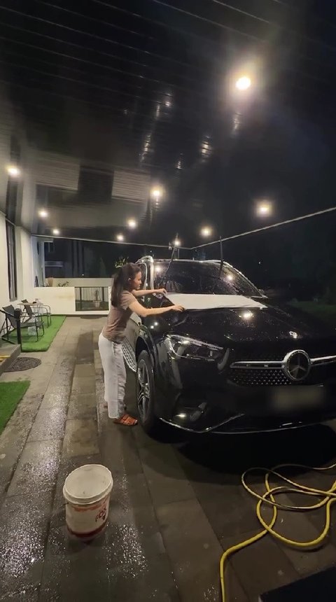 Potret Michelle Ziudith Nyuci Mobil Sendiri Malam-Malam, Bikin Netizen Salut dan Dipuji Artis Mandiri