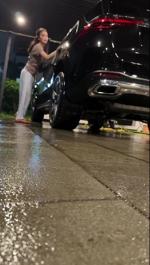 Potret Michelle Ziudith Nyuci Mobil Sendiri Malam-Malam, Bikin Netizen Salut dan Dipuji Artis Mandiri