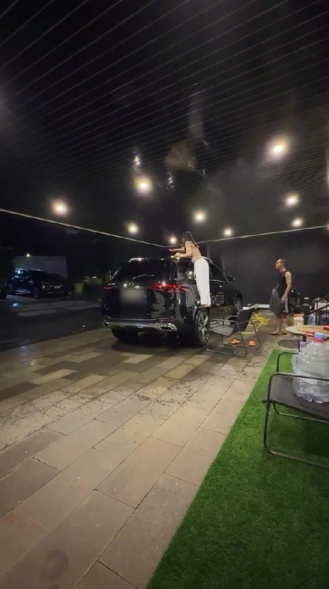 Potret Michelle Ziudith Nyuci Mobil Sendiri Malam-Malam, Bikin Netizen Salut dan Dipuji Artis Mandiri