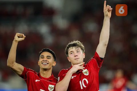 Pemain Timnas Indonesia, Marselino Ferdinan, merayakan gol yang dicetak oleh Ole Romeny ke gawang Bahrain pada laga kedelapan putaran ketiga Grup C kualifikasi Piala Dunia 2026 di Stadion Uta