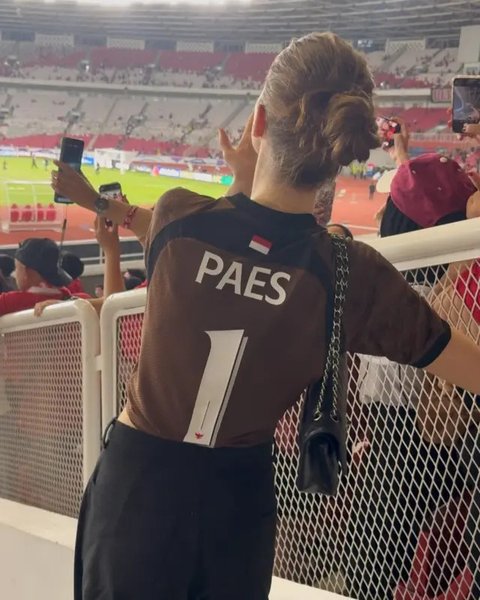 Luna Bijl, pacar Maarten Paes, nonton pertandingan kualifikasi Piala Dunia 2026 antara Timnas Indonesia vs Bahrain di SUGBK, 25 Maret 2025. (dok. Instagram @lunabijl/https://www.instagram.