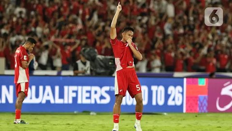 Luna Bijl, pacar Maarten Paes, nonton pertandingan kualifikasi Piala Dunia 2026 antara Timnas Indonesia vs Bahrain di SUGBK, 25 Maret 2025. (dok. Instagram @lunabijl/https://www.instagram.