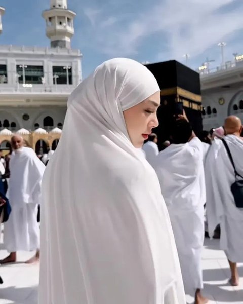 Potret Mahalini Pakai Hijab Meleyot. (Sumber: Instagram/tangannyalini)