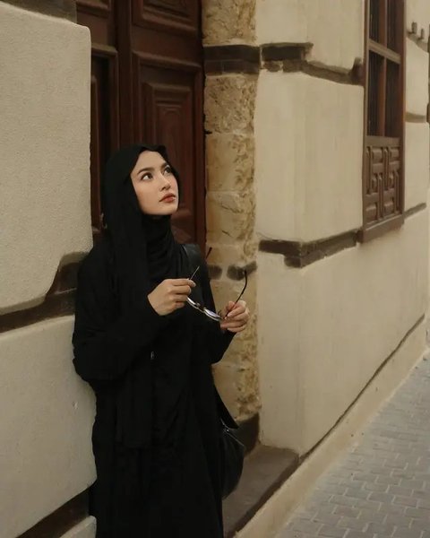 Potret Mahalini Pakai Hijab Meleyot. (Sumber: Instagram/tangannyalini)