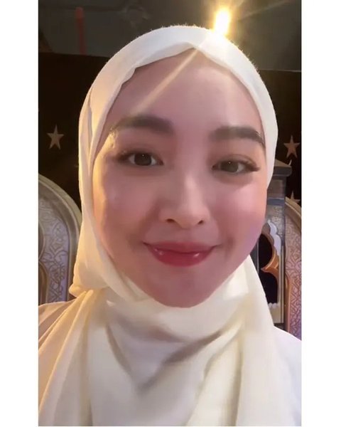 Penampilan Natasha Wilona pakai hijab dan baju muslim. (sumber: Instagram/natashawilona12/rio.stokhorst)