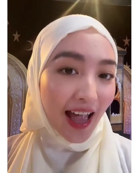 Penampilan Natasha Wilona pakai hijab dan baju muslim. (sumber: Instagram/natashawilona12/rio.stokhorst)