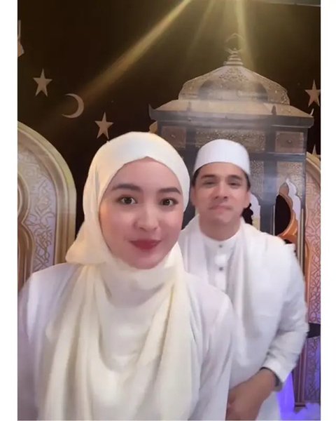 Penampilan Natasha Wilona pakai hijab dan baju muslim. (sumber: Instagram/natashawilona12/rio.stokhorst)