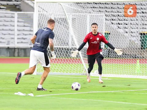Kiper Timnas Indonesia, Emil Audero Mulyadi, berusaha menangkap bola saat sesi latihan jelang lawan Bahrain di Stadion Madya, Jakarta, Minggu (23/3/2025). (Bola.com/M Iqbal Ichsan)