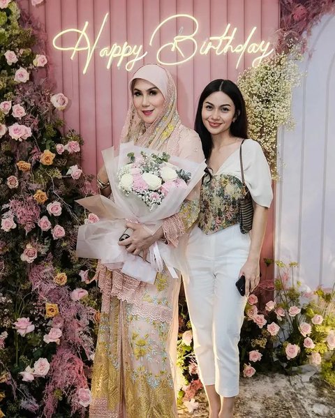 Potret tamu artis di ulang tahun Marini Zumarnis. (sumber: Instagram/marinizumarnisreal)