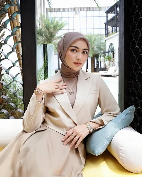 Untuk memberikan dimensi pada clean hijab look yang cenderung minimalis, Citra menambahkan kalung berdetail beads yang mempermanis area kerah. Pilihan aksesori ini menciptakan sentuhan sophis