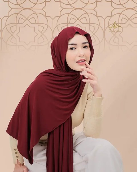 Untuk memberikan dimensi pada clean hijab look yang cenderung minimalis, Citra menambahkan kalung berdetail beads yang mempermanis area kerah. Pilihan aksesori ini menciptakan sentuhan sophis