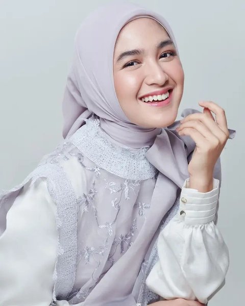 Untuk memberikan dimensi pada clean hijab look yang cenderung minimalis, Citra menambahkan kalung berdetail beads yang mempermanis area kerah. Pilihan aksesori ini menciptakan sentuhan sophis