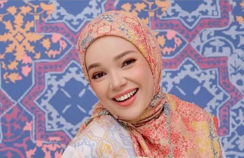 Untuk memberikan dimensi pada clean hijab look yang cenderung minimalis, Citra menambahkan kalung berdetail beads yang mempermanis area kerah. Pilihan aksesori ini menciptakan sentuhan sophis