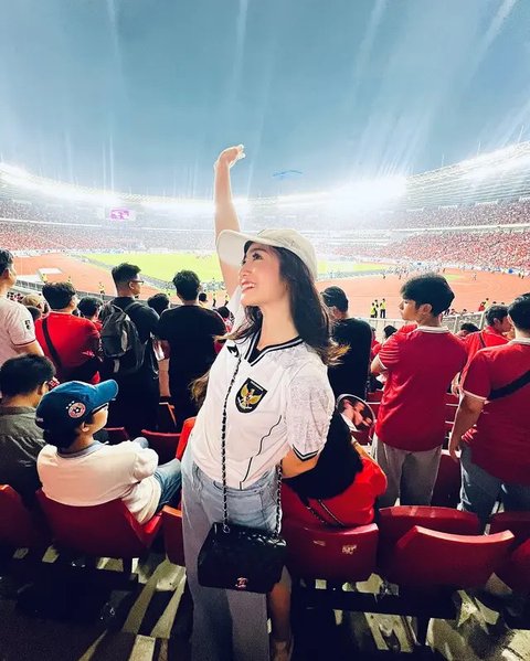 Lagi Ditinggal Dinas Suami, 6 Potret Febby Rastanty Asik Nonton Timnas Indonesia di GBK Bareng Teman-Teman