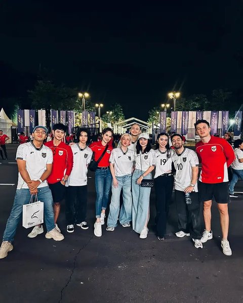 Lagi Ditinggal Dinas Suami, 6 Potret Febby Rastanty Asik Nonton Timnas Indonesia di GBK Bareng Teman-Teman