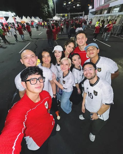 Lagi Ditinggal Dinas Suami, 6 Potret Febby Rastanty Asik Nonton Timnas Indonesia di GBK Bareng Teman-Teman