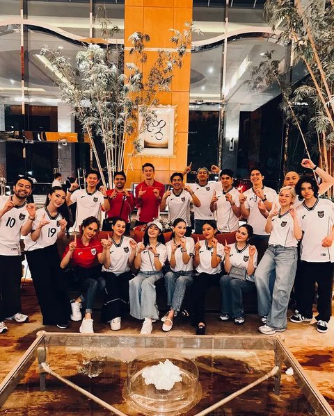 Lagi Ditinggal Dinas Suami, 6 Potret Febby Rastanty Asik Nonton Timnas Indonesia di GBK Bareng Teman-Teman