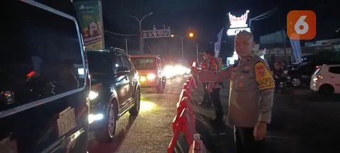 Polisi Buka Tutup Jalan di Cikuasa Atas, Cilegon, Banten. (Jumat, 28/03/2025). (Yandhi Deslatama/Liputan6.com).