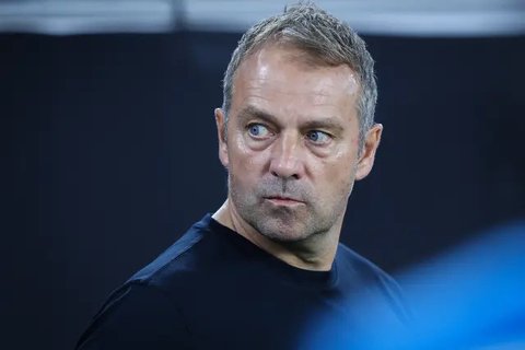 Penyerang Barcelona, Dani Olmo, melakukan eksekusi penalti ketika menghadapi Osasuna di Estadi Olimpic Lluis Companys, Jumat (28/3/2025) dini hari WIB. (LLUIS GENE / AFP)