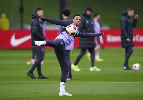 Trent Alexander-Arnold ditarik keluar karena cedera engkel saat pertandingan Liverpool vs PSG di Anfield dalam lanjutan Liga Champions 202/4/2025, Rabu (12/3/2025) dini hari WIB. (Oli SCARFF