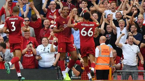 Trent Alexander-Arnold ditarik keluar karena cedera engkel saat pertandingan Liverpool vs PSG di Anfield dalam lanjutan Liga Champions 202/4/2025, Rabu (12/3/2025) dini hari WIB. (Oli SCARFF