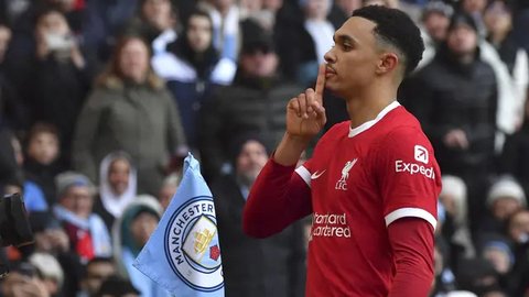 Trent Alexander-Arnold ditarik keluar karena cedera engkel saat pertandingan Liverpool vs PSG di Anfield dalam lanjutan Liga Champions 202/4/2025, Rabu (12/3/2025) dini hari WIB. (Oli SCARFF