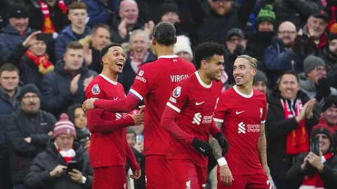 Trent Alexander-Arnold ditarik keluar karena cedera engkel saat pertandingan Liverpool vs PSG di Anfield dalam lanjutan Liga Champions 202/4/2025, Rabu (12/3/2025) dini hari WIB. (Oli SCARFF