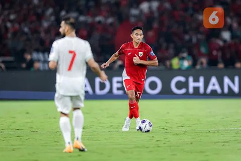 Pemain Timnas Indonesia, Rizky Ridho (kanan) melakukan penyelamatan dengan membuang bola saat laga lanjutan putaran ketiga Kualifikasi Piala Dunia 2026 melawan Bahrain di Stadion Utama Gelora