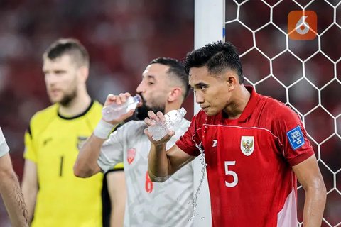 Pemain Timnas Indonesia, Rizky Ridho (kanan) melakukan penyelamatan dengan membuang bola saat laga lanjutan putaran ketiga Kualifikasi Piala Dunia 2026 melawan Bahrain di Stadion Utama Gelora