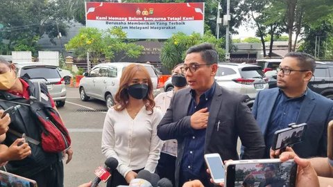 Fuji dan Sandy Arifin di Polres Metro Jakarta Selatan, Kamis (27/3/2025).