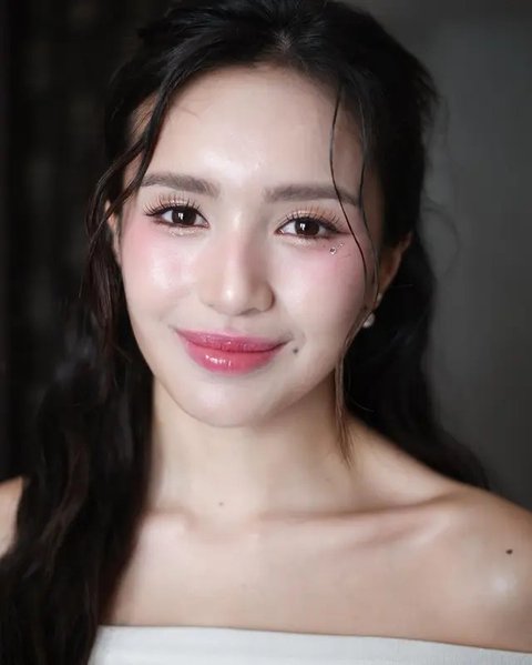 Lihat di sini detail makeup look Beby Tsabina yang bak Idol K-Pop. [@bebytsabina].