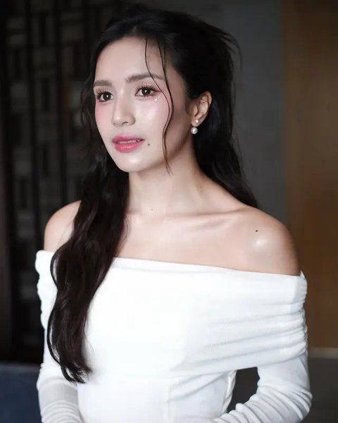 Lihat di sini detail makeup look Beby Tsabina yang bak Idol K-Pop. [@bebytsabina].