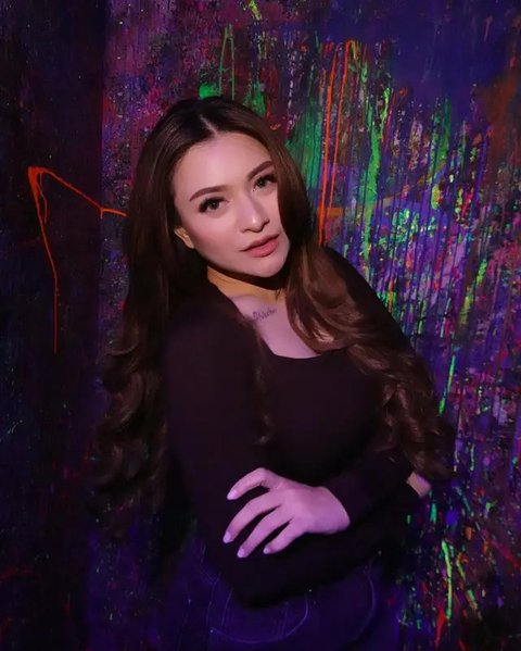 Isu panas Ridwan Kamil dan selebgram Lisa Mariana menyeret nama Nathalie Holscher. Mantan istri Sule konon pernah membantu Lisa setelah melahirkan. (Foto: Dok. Instagram @nathalieholscher)