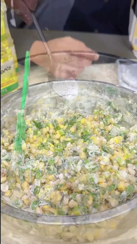 Tanpa Baking Soda, Ini Cara Goreng  Bakwan Jagung yang Renyah dan Serap Sedikit Minyak (Instagram/@aaron_laksana)