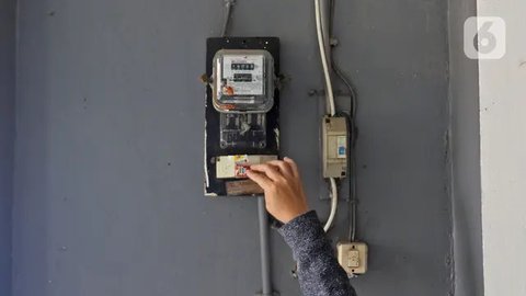 Petugas memeriksa meteran listrik di Rusun Bendungan Hilir, Jakarta, Rabu (7/4/2021).  Lewat program Ramadan Peduli, pelanggan rumah tangga daya 450 VA sampai dengan 7.700 VA dapat membeli pr