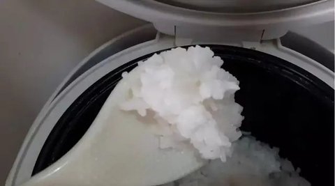 Modal 1 Bahan, Begini Cara Tanak Nasi Seperti di Rumah Makan Biar Wangi dan Pulen (TikTok/@kulinerandalan)