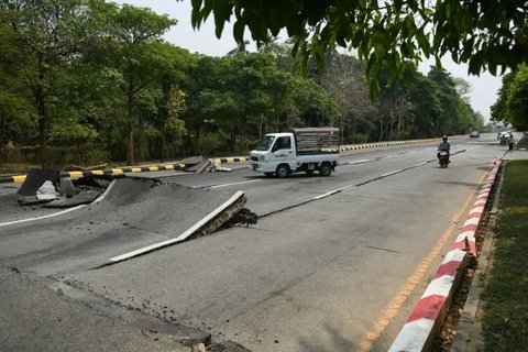 Pagoda yang rusak terlihat setelah gempa bumi pada 28 Maret 2025 di Naypyidaw, Myanmar. (Dok: AP/Aung Shine Oo)